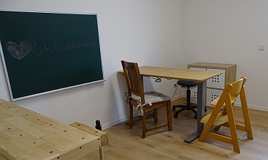 Arbeitsraum mit Tafel, Tisch und Werkbank